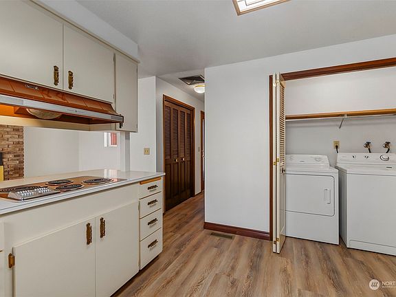 5th image of 334 Thunderbird Court SE