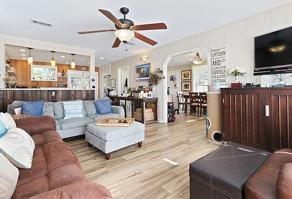 4th image of 101 Roselyn Park Pl