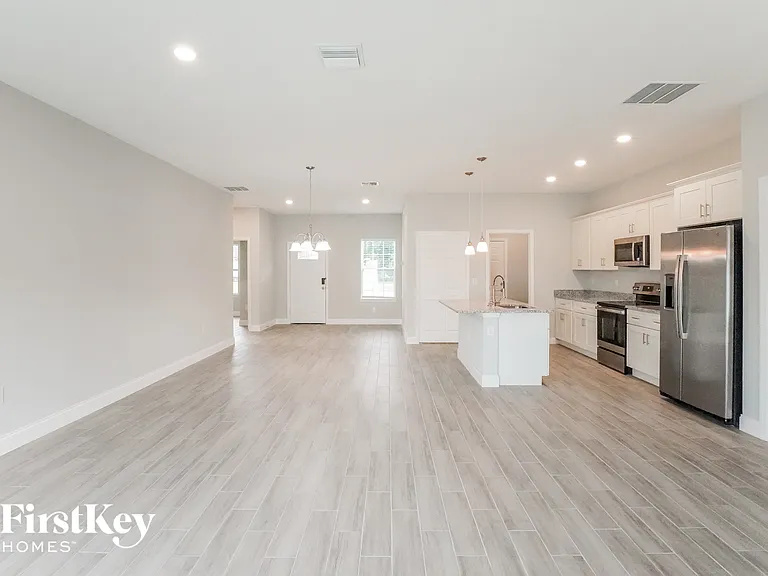 702 Caribou Dr — Photo 3
