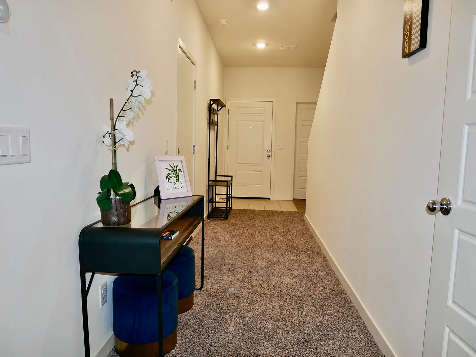 2224 W Harmont Dr — Photo 2