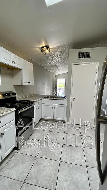 Building Photo - 417 E Thoroughbred St #1