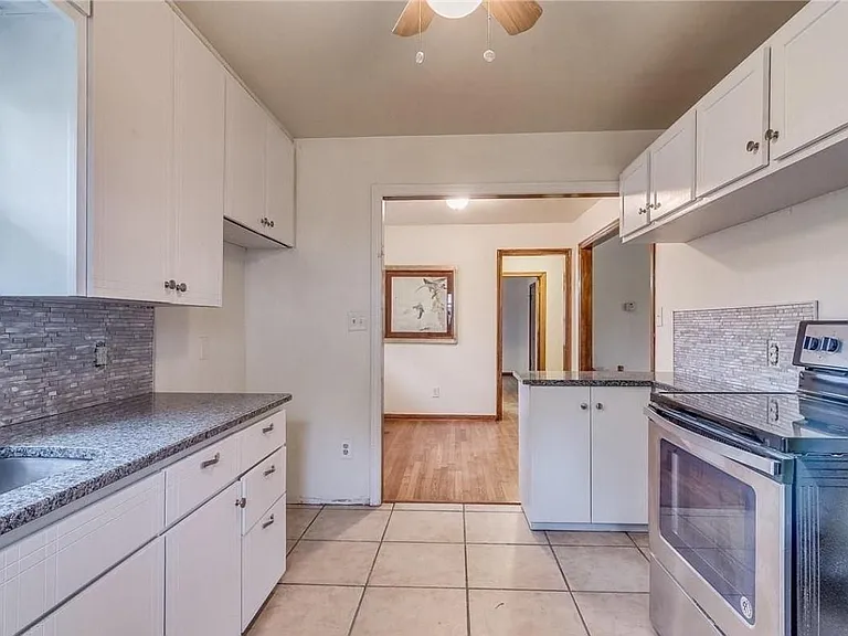 1813 Oxford Way — Photo 2