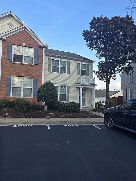 3 bed, 2.5 bath, 1370 sqft, $2,300 — Photo 1