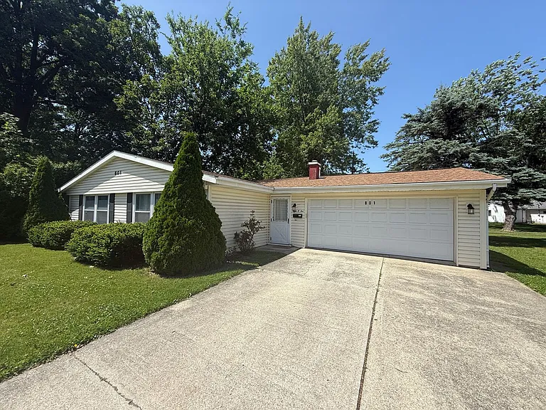 801 E Washington Center Rd — Photo 2