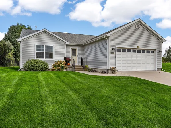 8520 Grand Oaks Dr NE, Cedar Rapids, IA 52402
