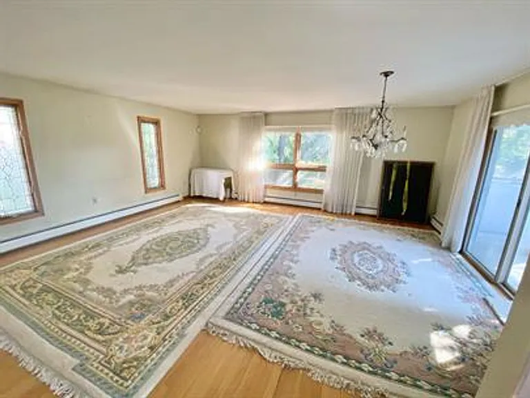 8 Greenwood Ave — Photo 10