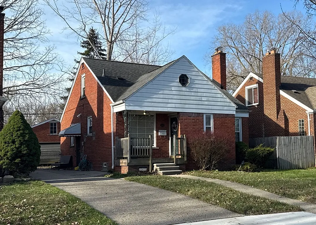 20410 Lochmoor St photo 1