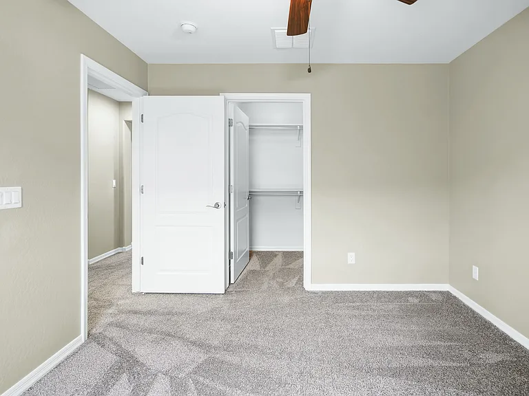 906 E Del Rio St — Photo 35