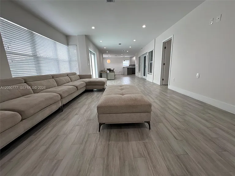 1405 N 46th Ave — Photo 15