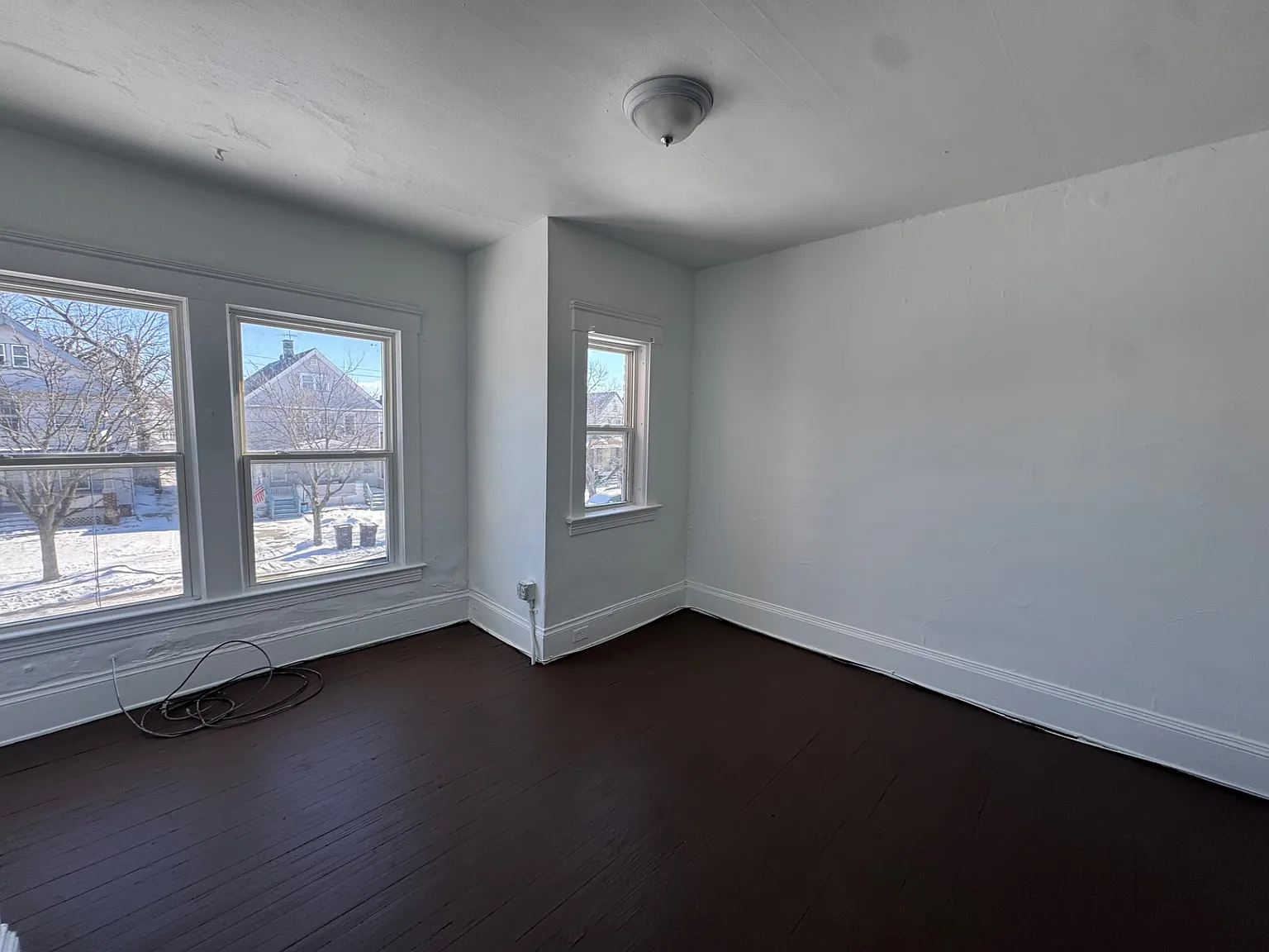 3 bed, 1000 sqft, $1,350 — Photo 2
