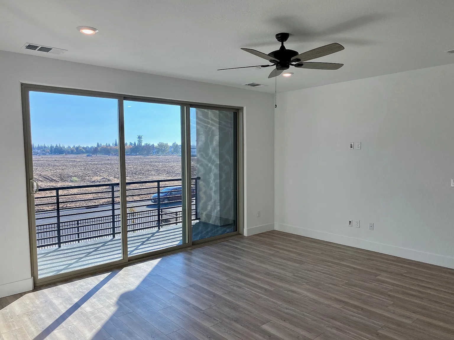 3 bed, 1383 sqft, $2,400 — Photo 3
