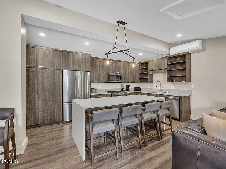 1200 W Lori Ln #C15 — Photo 4