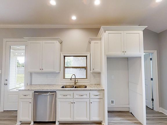 3rd image of 1010 Elizabeth Dr