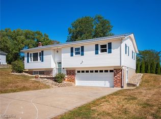 2946 Newton Dr, Zanesville, OH 43701