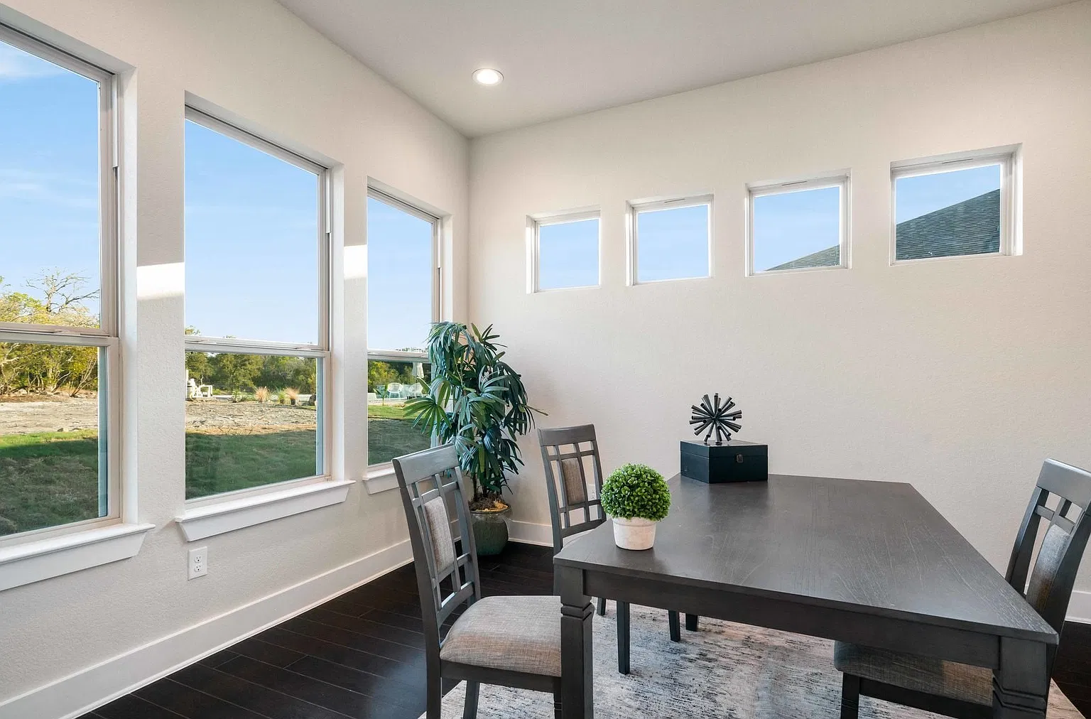 5 bed, 4483 sqft, $4,800 — Photo 3