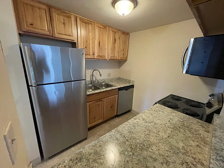 1937 Warren Ave #102 — Photo 9
