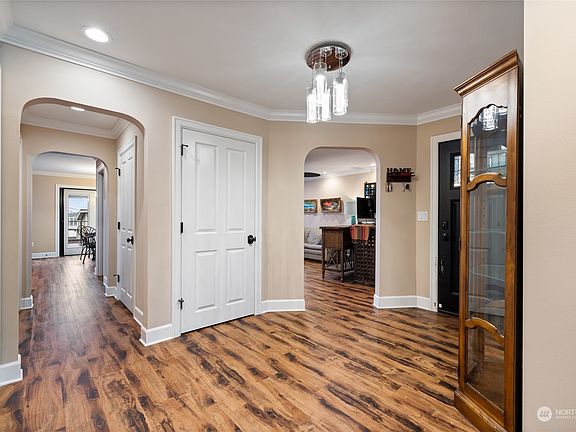 4th image of 1340 N Cascade Avenue
