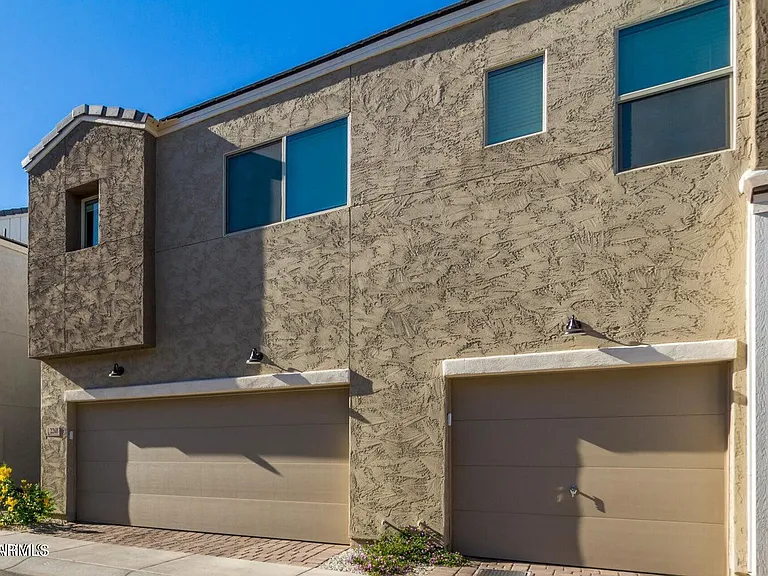 2268 W Laurie Ln — Photo 3
