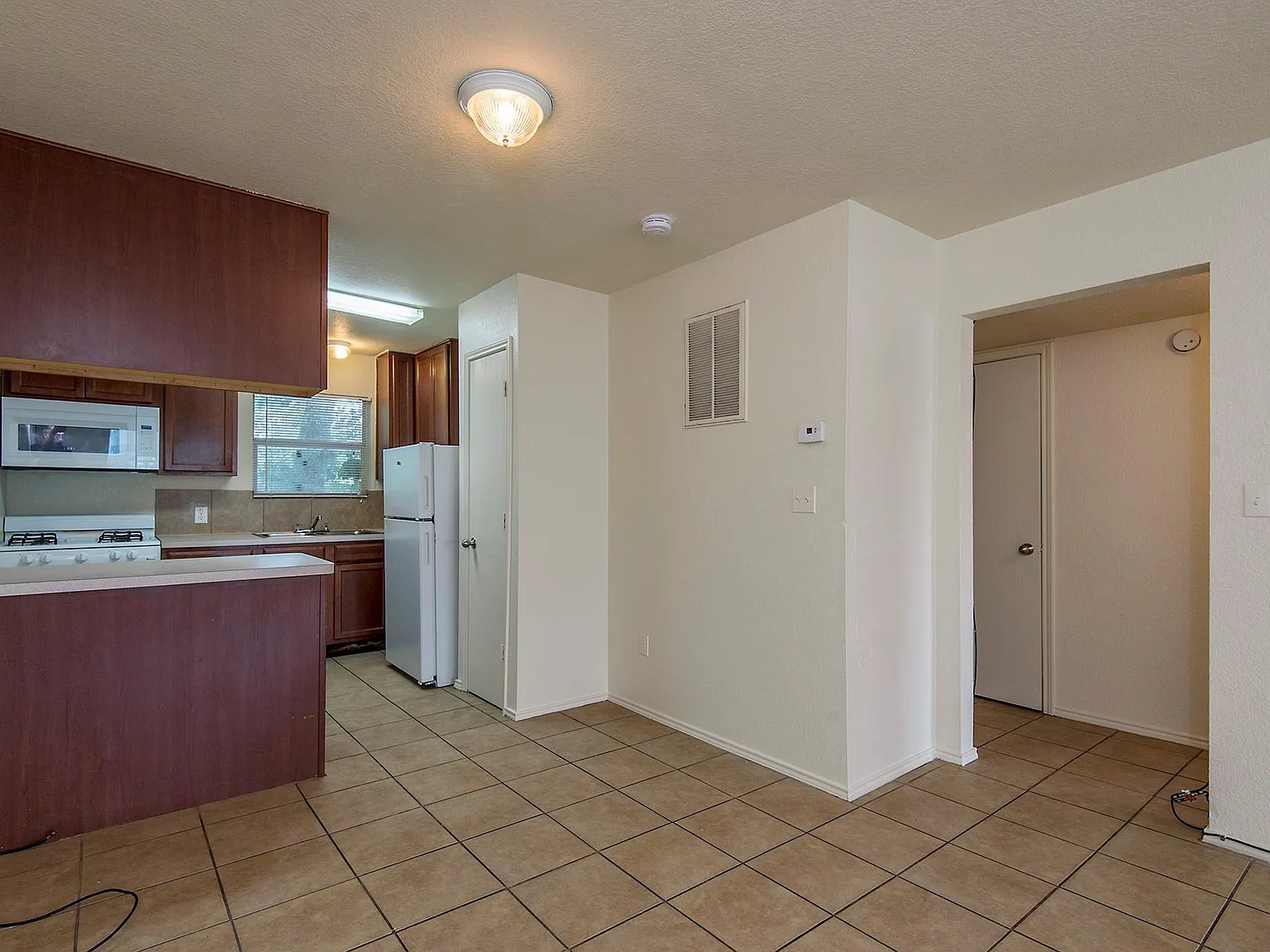 2 bed, 1.0 bath, 1000 sqft, $1,000 — Photo 4