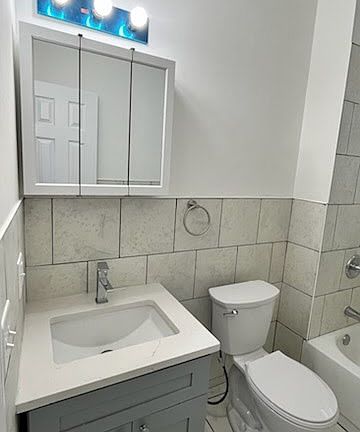 2nd image of 402 Halsted St #2L