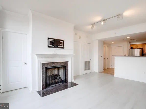 4490 Market Commons Dr Unit 712, Fairfax, VA 22033