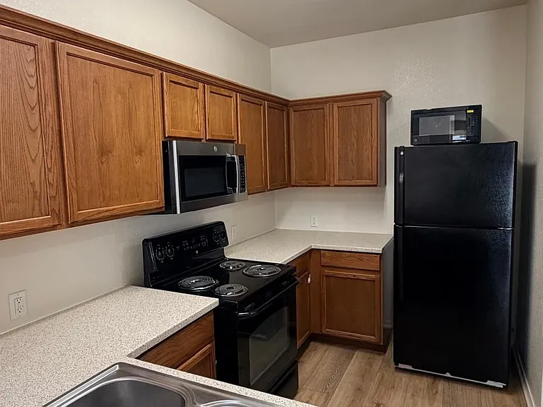 2205 Stoneleigh Pl — Photo 10