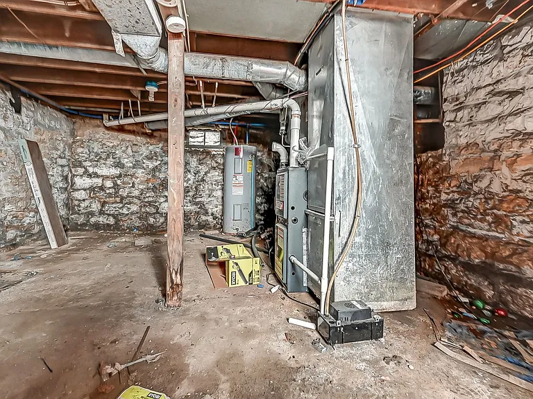 1257 Leonhard St — Photo 33