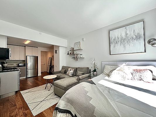 5th image of 4214 Crescent St APT 5E
