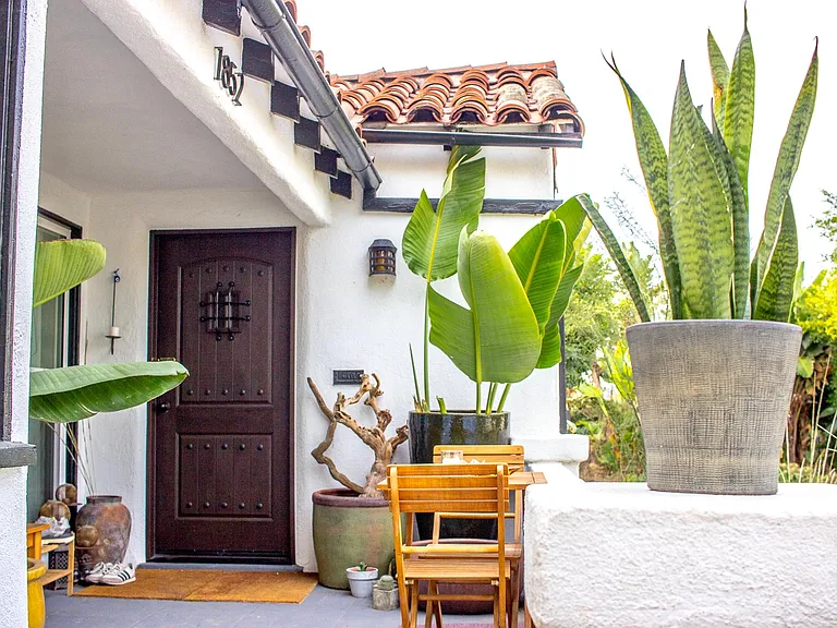 1852 S Redondo Blvd — Photo 1