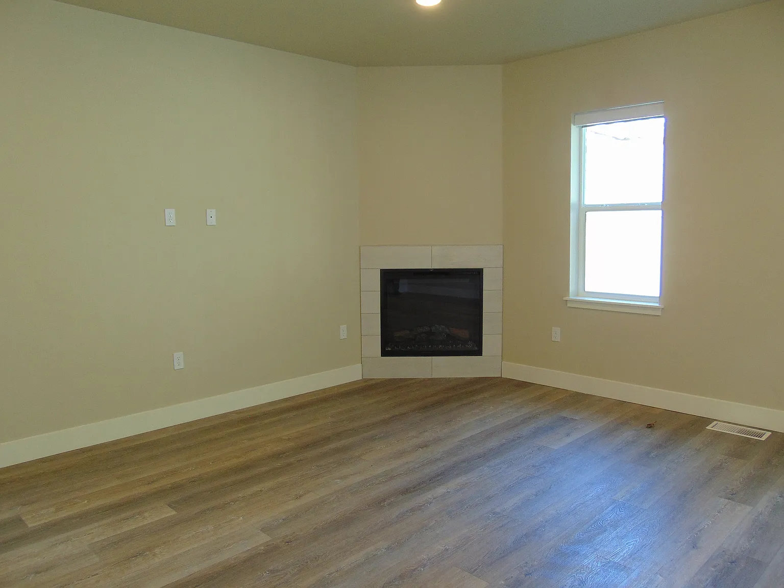 3 bed, 2.5 bath, 1693 sqft, $2,100 — Photo 4