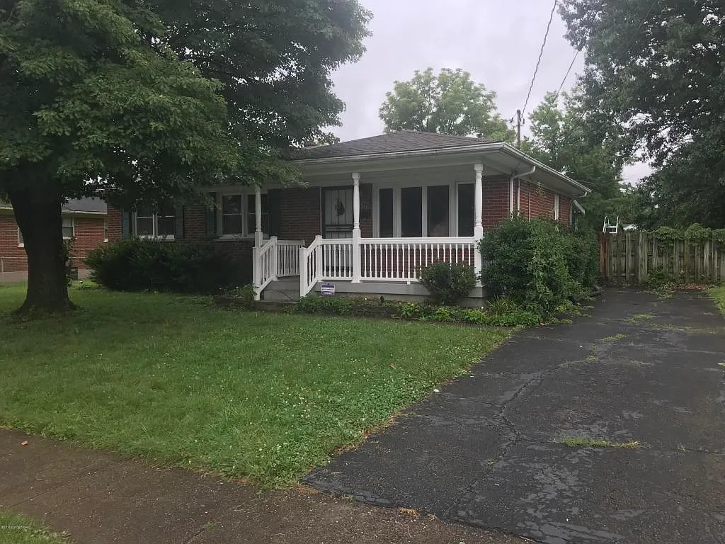 1922 White Oak Ln photo 1