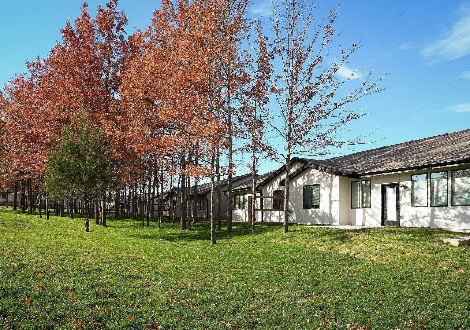 Stunning 2-bedroom, 2-bathroom, 2-car Townhome In Raymore MO — Photo 2