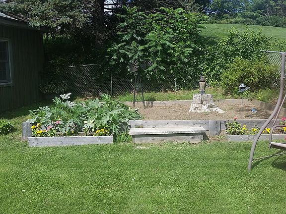 Raised vegetable/garden bed