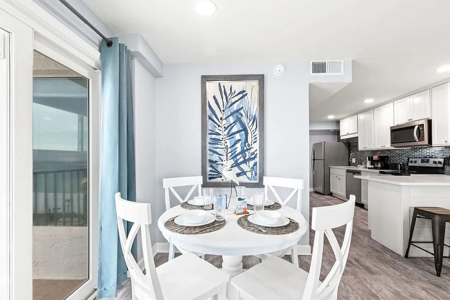 2 bed, 2.0 bath, 979 sqft, $2,239 — Photo 2