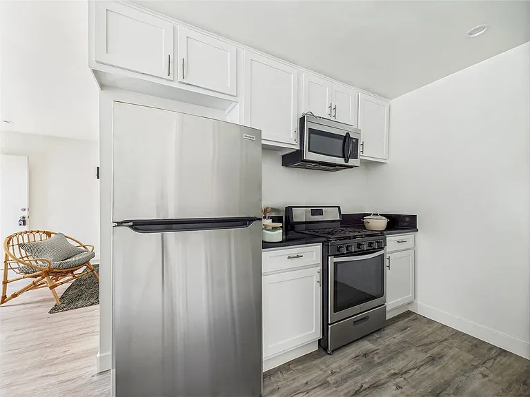 13060 Burbank Blvd. Apartments — Photo 29