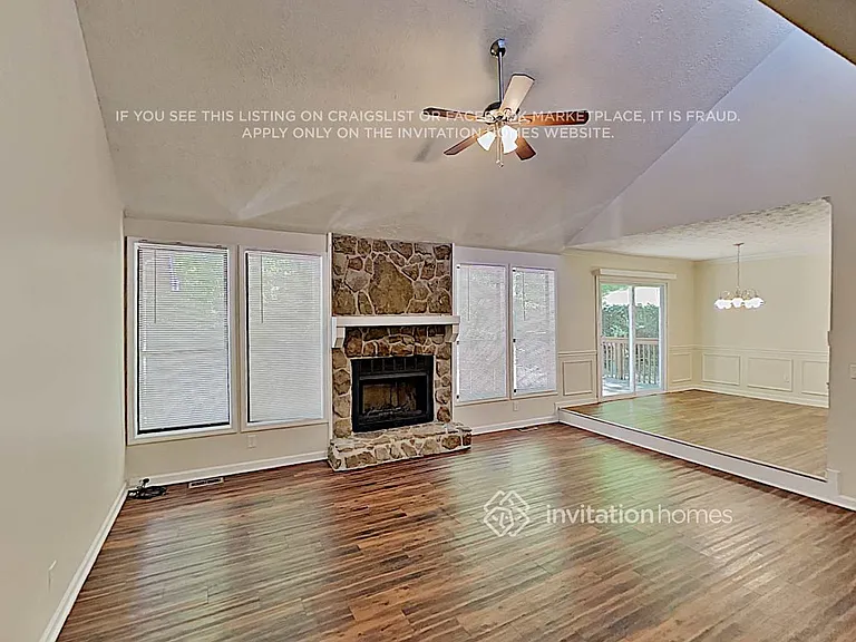 4042 Maxanne Dr NW — Photo 4