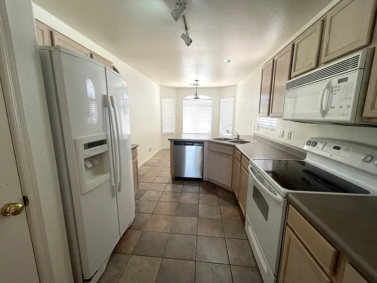 2516 E Jasper Dr — Photo 5