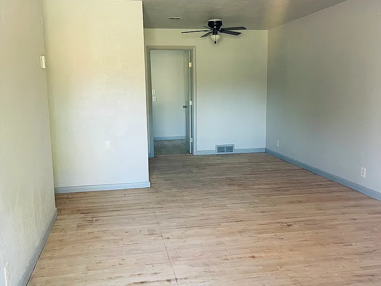 3201 N Phillips Ave — Photo 4