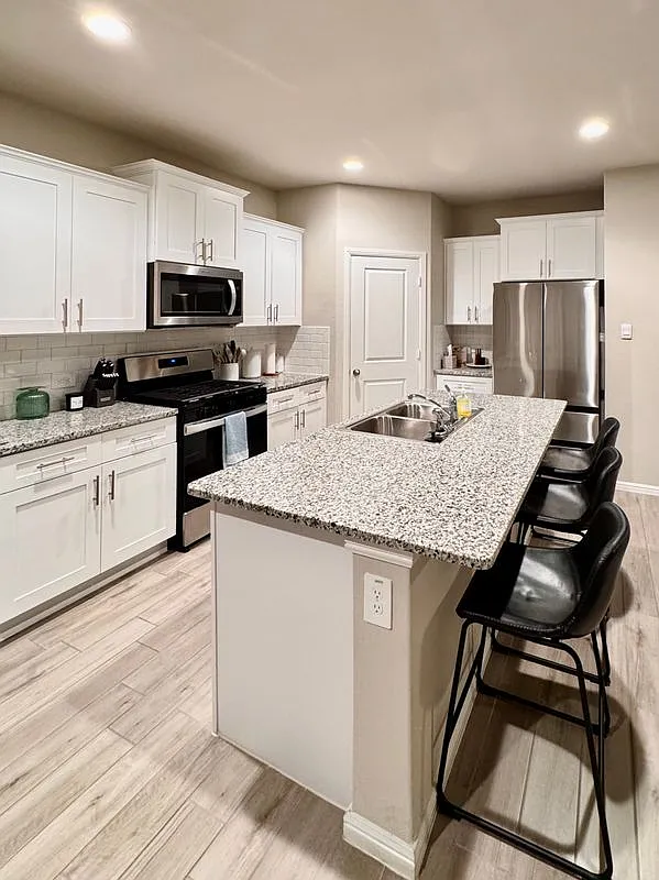 3 bed, 3.0 bath, 1563 sqft, $2,400 — Photo 2