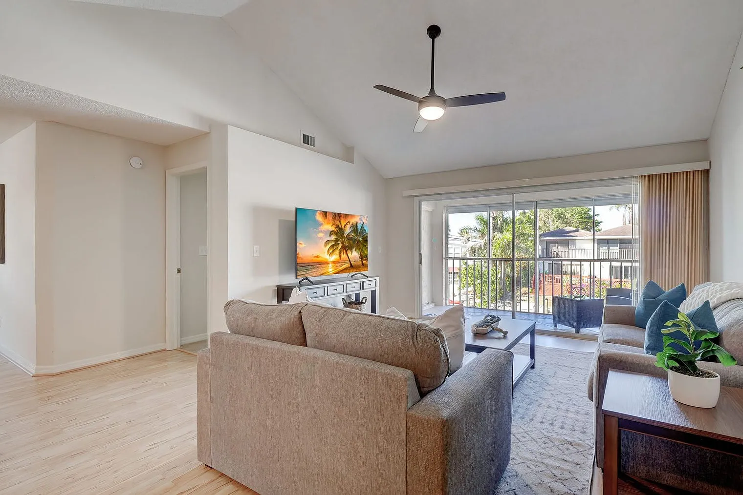 2 bed, 2.0 bath, 1377 sqft, $4,290 — Photo 4