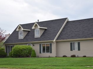 246 Iris Dr, Streamwood, IL