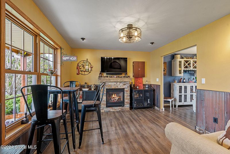 5th image of 1074 Laural Lane