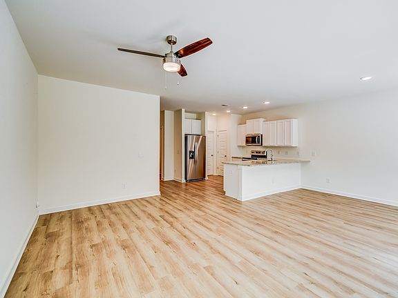 3rd image of 8 Deer Creek Dr