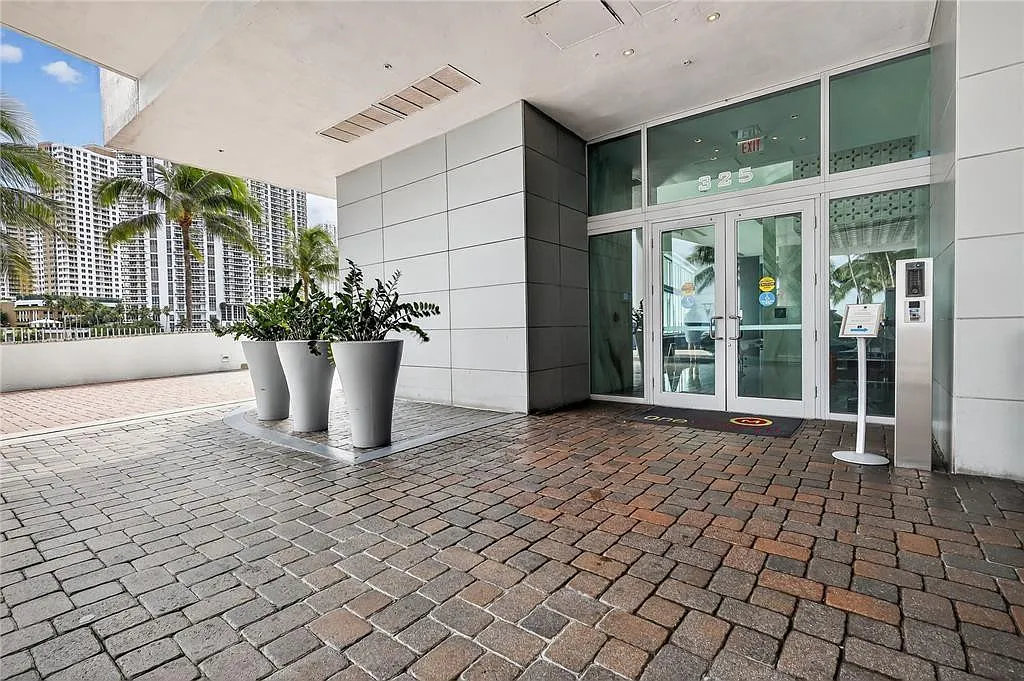 Building Photo - 325 Biscayne Blvd #3224