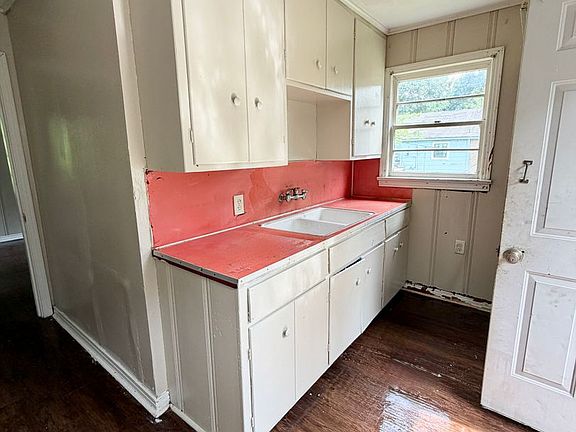 3rd image of 3551 1/2 W College St