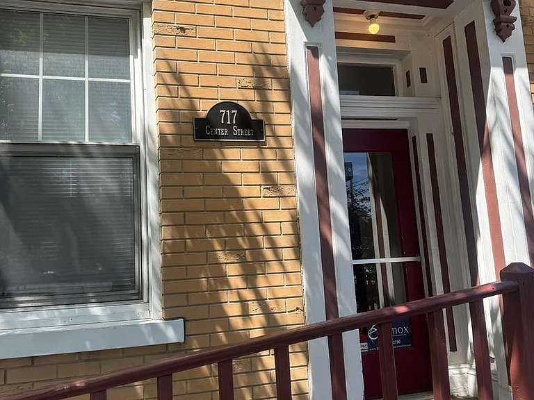 717 Center St — Photo 1