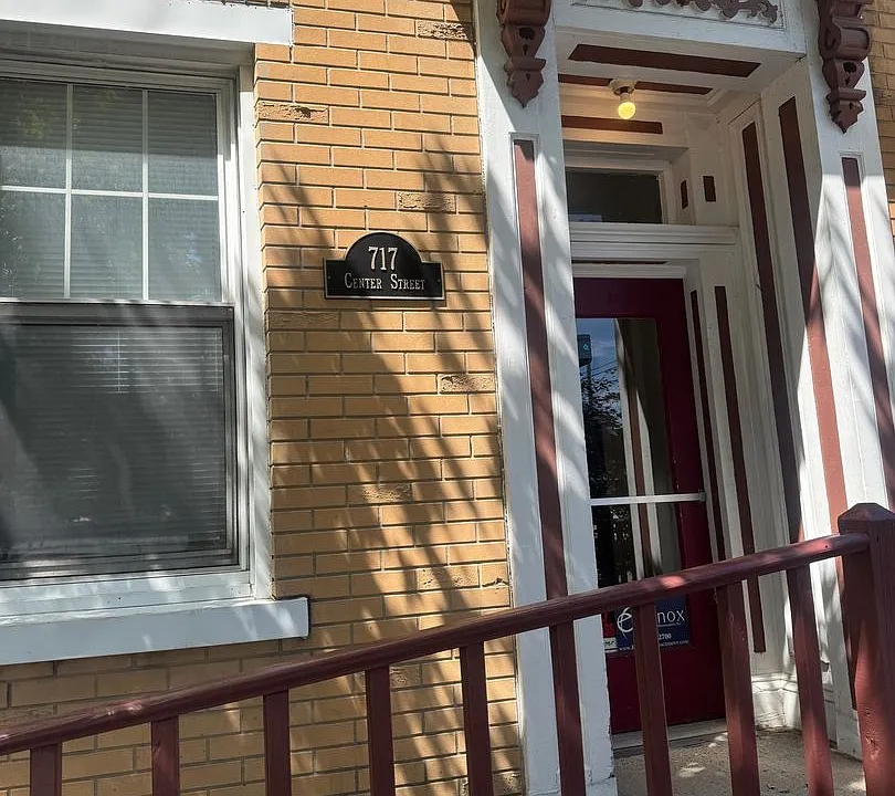 717 Center St