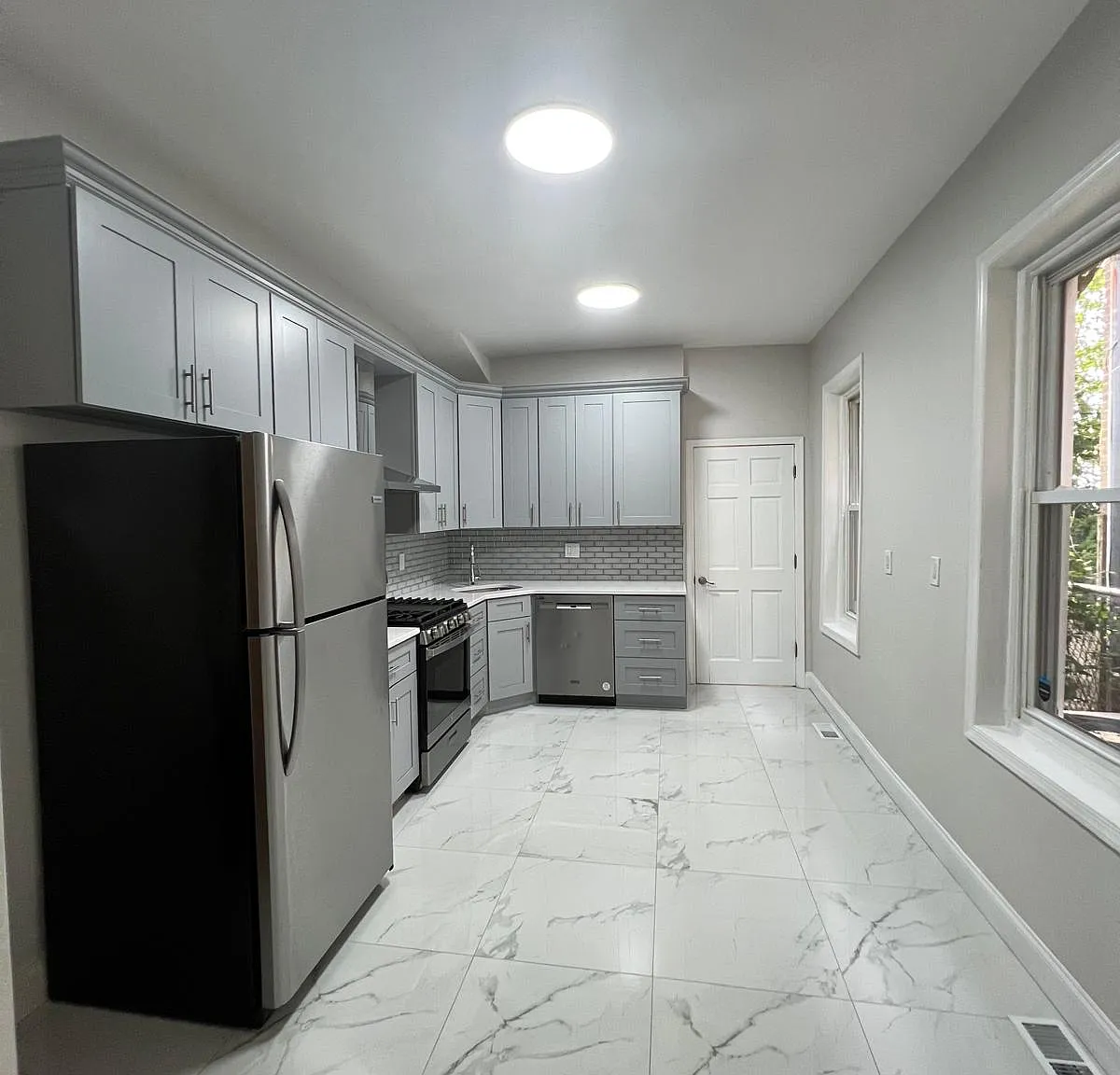 3 bed, 1260 sqft, $1,900 — Photo 4