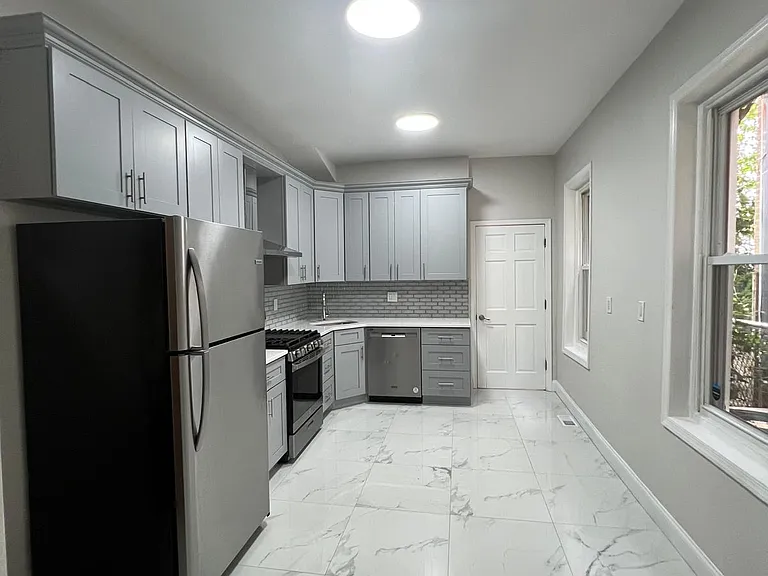 669 N Brooklyn St — Photo 4
