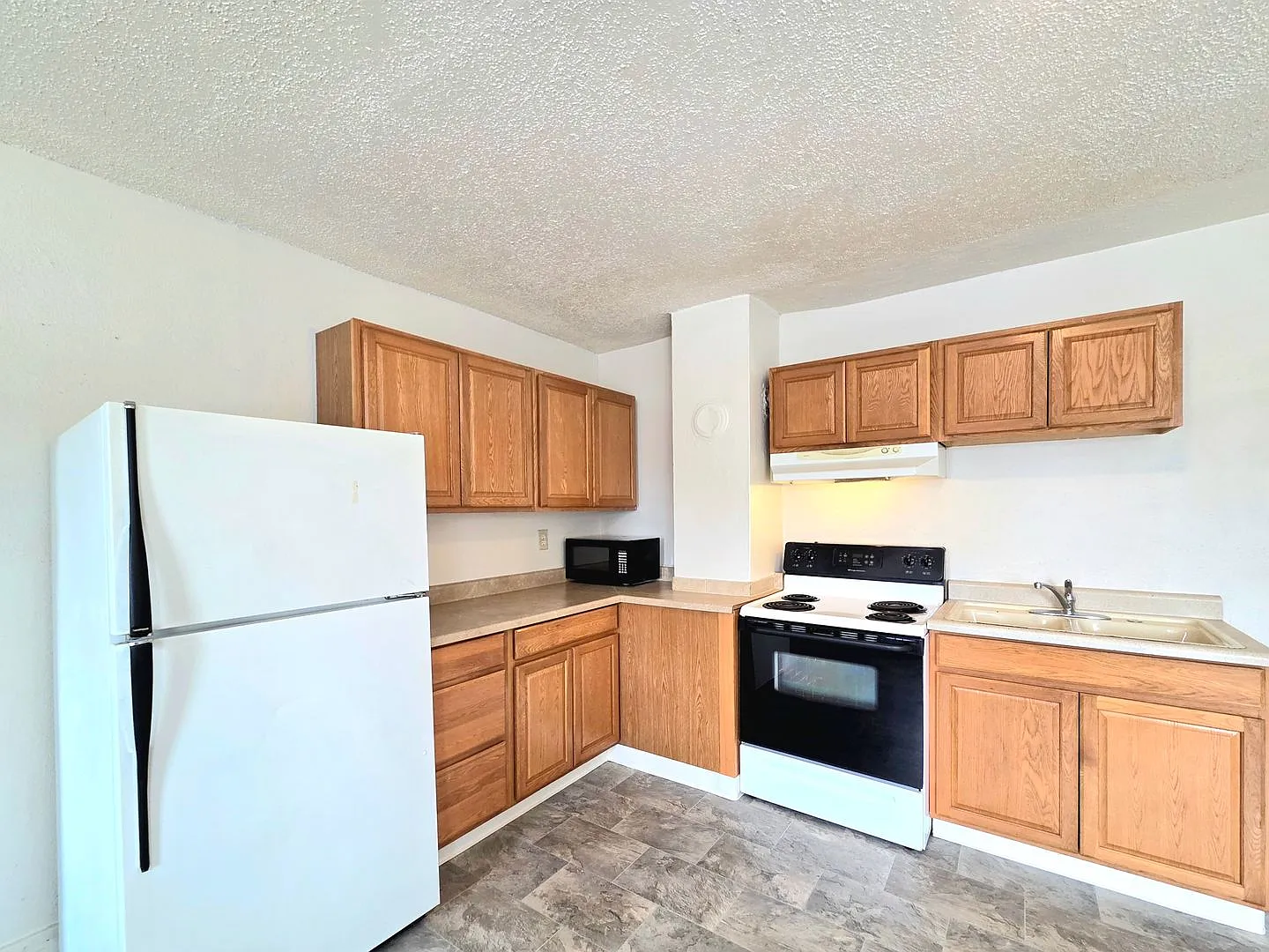 703 Pioneer St. Apts. — Photo 2